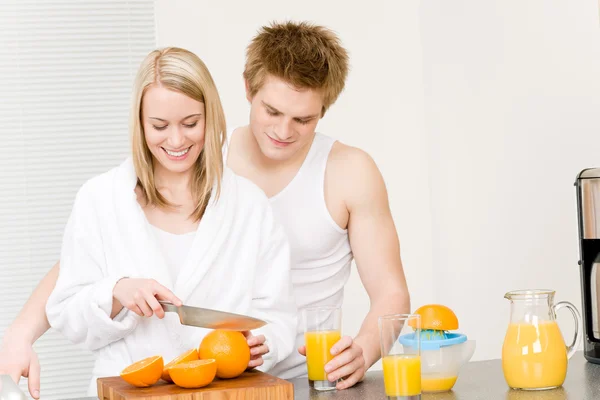 Desayuno feliz pareja hacer zumo de naranja mañana —  Fotos de Stock