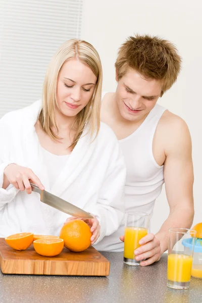 Desayuno feliz pareja hacer zumo de naranja mañana —  Fotos de Stock