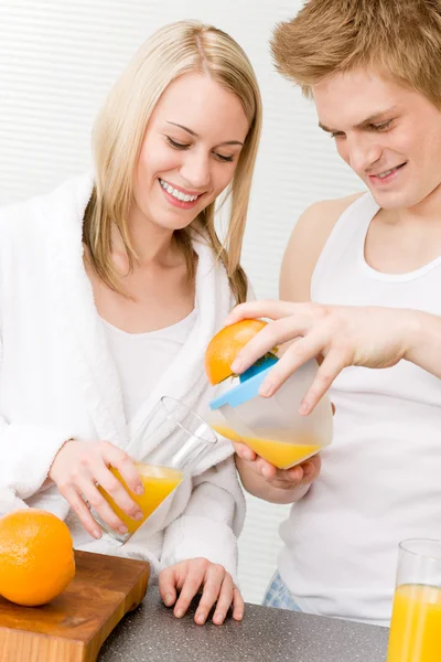 Frühstück glückliches Paar machen Orangensaft Morgen — Stockfoto