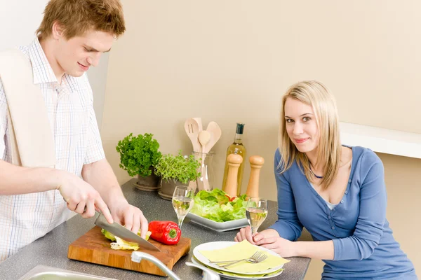 ランチ幸せなカップルは、台所でサラダを準備します。 — ストック写真