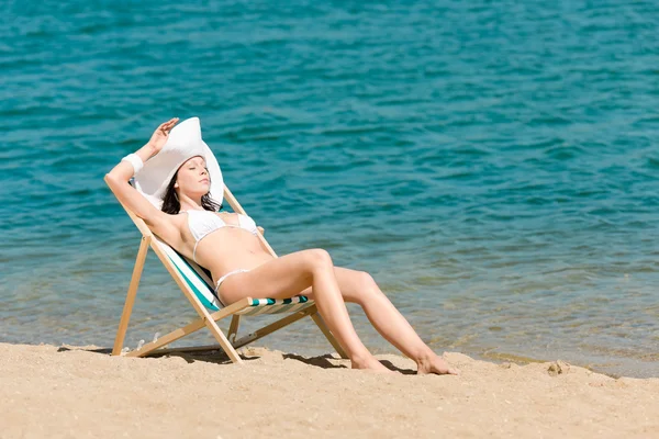 Verão slim mulher tomando banho de sol em cadeira de biquíni — Fotografia de Stock