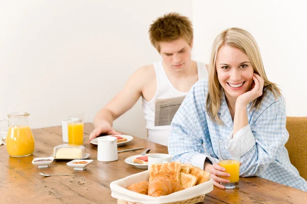 朝食の幸せなカップルはロマンチックな朝をお楽しみください。 ストック写真