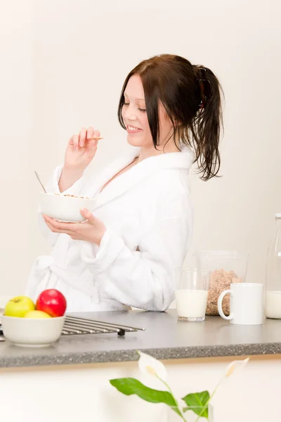 Junge Studentin isst Müsli in der Küche — Stockfoto