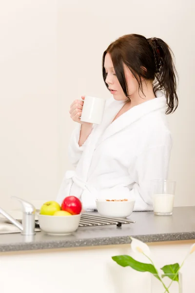 Молодая студентка завтракает на кухне — стоковое фото