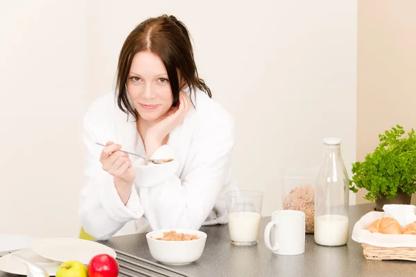 Молода студентка їсть зернові на кухні — стокове фото