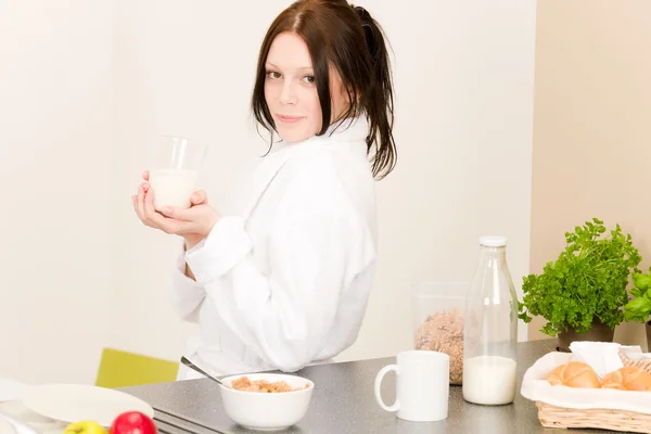 年轻的学生女孩在厨房里吃早餐 — 图库照片