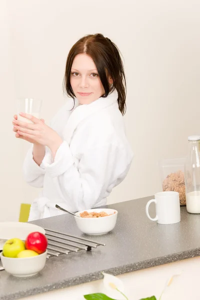 Fiatal diák lány reggelijét a konyhában — Stock Fotó