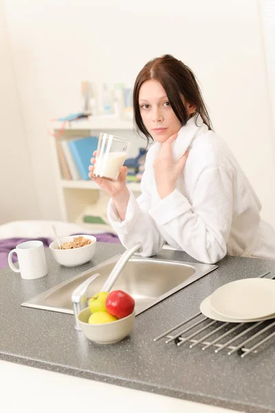 Jovem estudante menina tomar café da manhã na cozinha — Fotografia de Stock