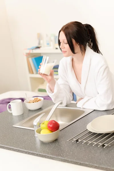 Νεαρός φοιτητής κορίτσι έχουν πρωινό στην κουζίνα — Φωτογραφία Αρχείου