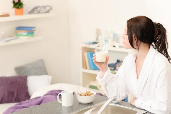 Jonge student meisje ontbijten in de keuken — Stockfoto