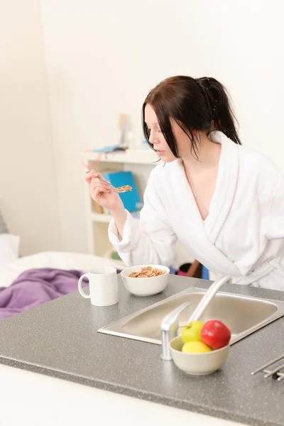 Giovane studentessa mangiare cereali in cucina — Foto Stock