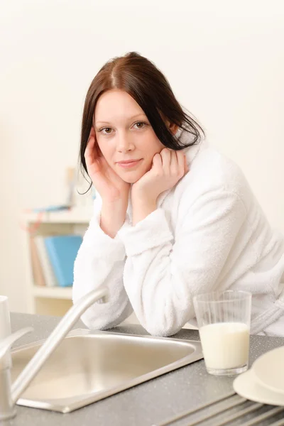 Молодая студентка со стаканом молока — стоковое фото