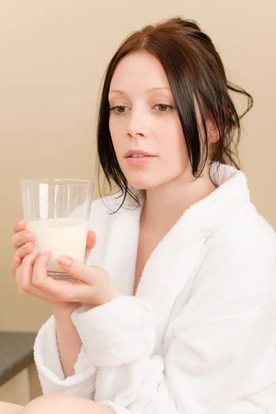 Jovem estudante menina beber leite para o café da manhã — Fotografia de Stock