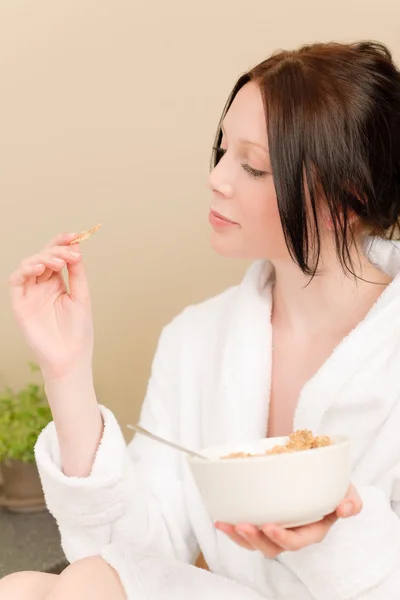 Young student girl eat cereal for breakfast — Stock Photo, Image