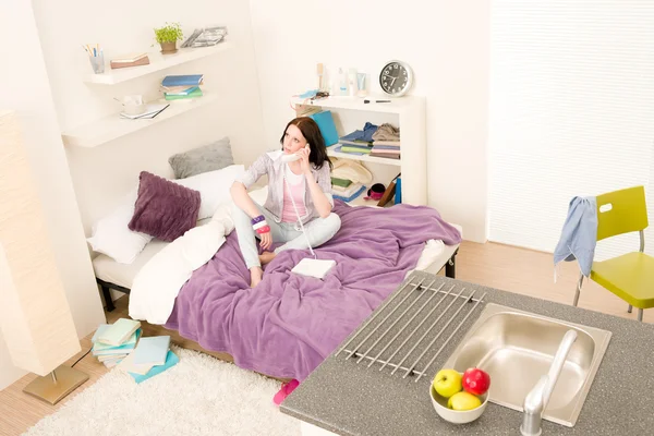 Студенческая спальня - молодая девушка говорит по телефону — стоковое фото