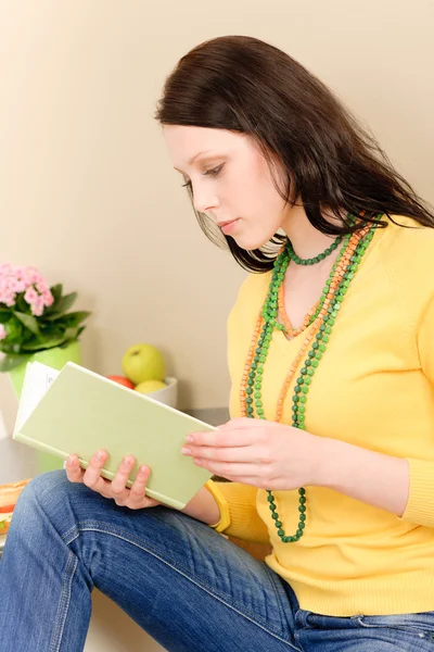 Jonge student meisje het lezen van boek thuis — Stockfoto