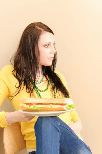 Giovane ragazza studente felice mangiare panino fresco — Foto Stock