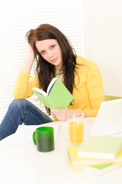 Ung student tjej läser bok hemma — Stockfoto