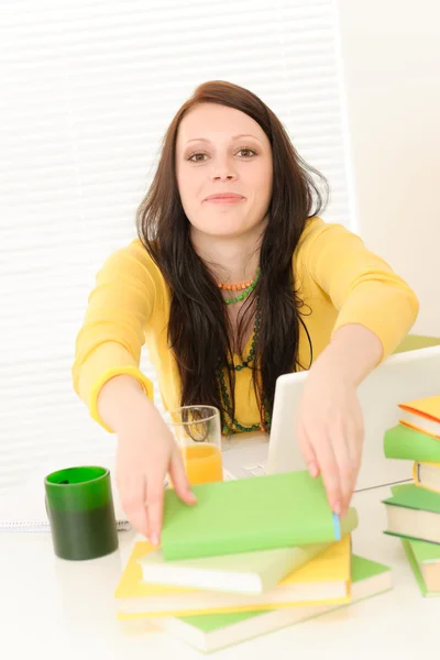Ung student tjej med böcker hemma — Stockfoto