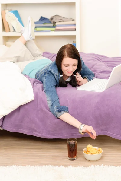 Jonge student meisje thuis studie met laptop — Stockfoto