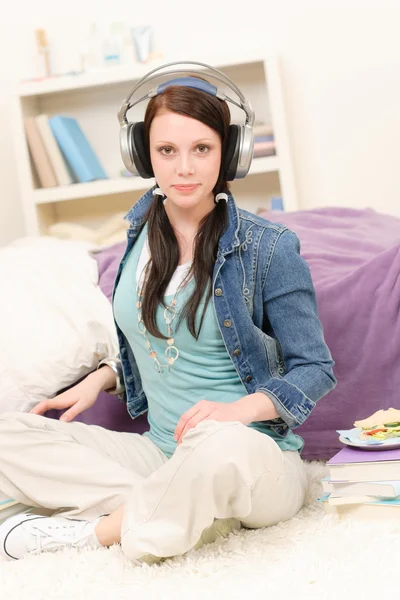 Ung glad student koppla av lyssna på musik — Stockfoto