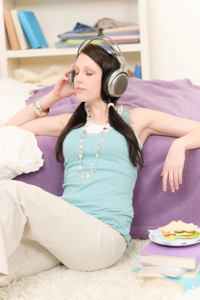 Jovem estudante feliz relaxar ouvir música — Fotografia de Stock