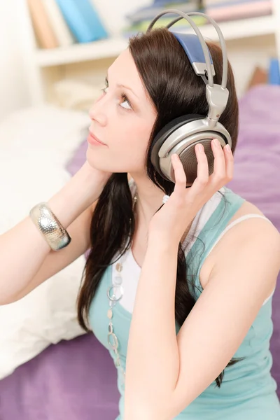 Молодий щасливий студент розслабляється слухати музику — стокове фото