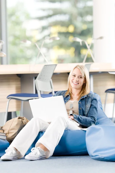 Jovem estudante feliz do ensino médio relaxar com laptop — Fotografia de Stock