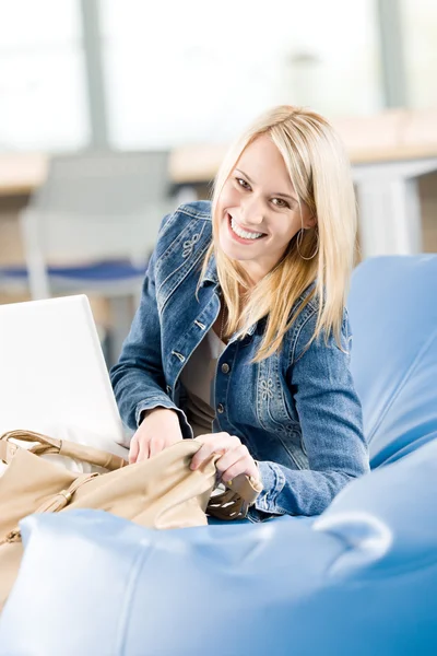 Jonge gelukkig middelbare school student ontspannen met laptop — Stockfoto