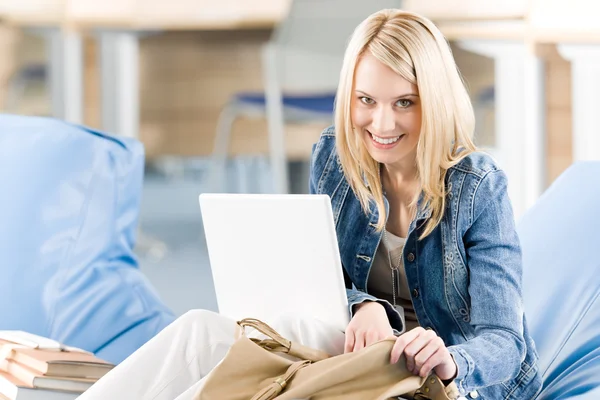 Ung glad high school student koppla av med laptop — Stockfoto