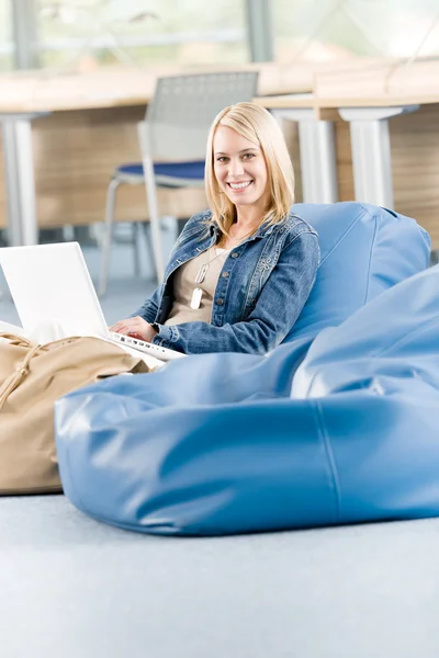 Jonge gelukkig middelbare school student ontspannen met laptop — Stockfoto