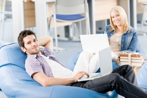 Giovani studenti del liceo rilassarsi con il computer portatile — Foto Stock