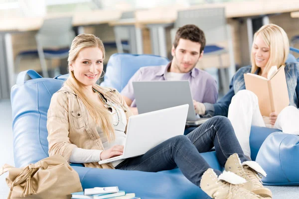 Grupo de estudantes do ensino médio com laptop sentado — Fotografia de Stock