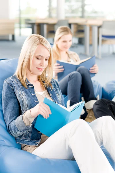 Mladý student na střední škole dívky číst knihy — Stock fotografie