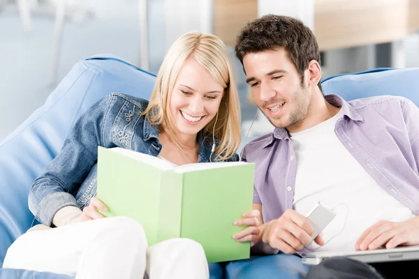 Glücklich lächelnde Gymnasiasten lesen Buch — Stockfoto