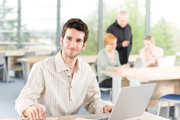 Retrato de joven empresario con equipo en la espalda — Foto de Stock