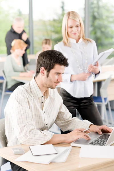 Student businesspeople in office work on project — Stock Photo, Image