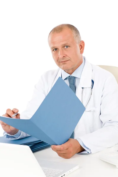Lekarz dojrzały mężczyzna posiadają profesjonalny dokument — Zdjęcie stockowe