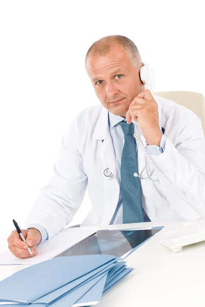 Зрелый врач мужчина с рентгеном на телефоне — стоковое фото