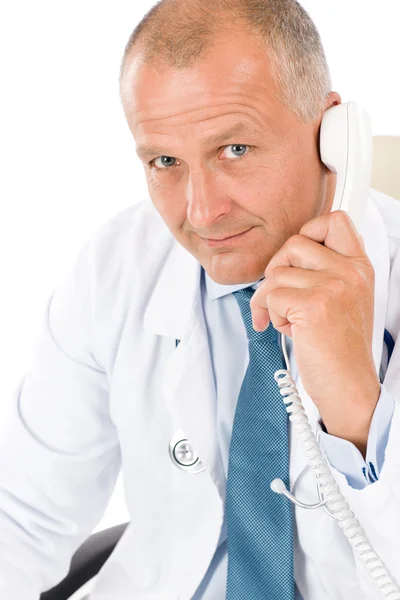 Mężczyzna dojrzały lekarz na telefon profesjonalny wygląd — Zdjęcie stockowe
