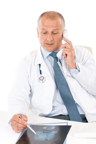 Mature médecin mâle avec rayons X sur le téléphone — Photo