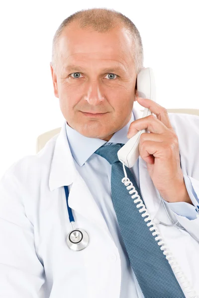 Ältere Arzt männlich am Telefon professionellen Look — Stockfoto