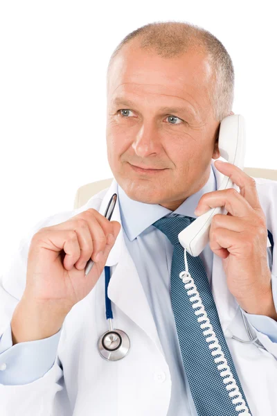 Maturo medico maschio su telefono sguardo professionale — Foto Stock