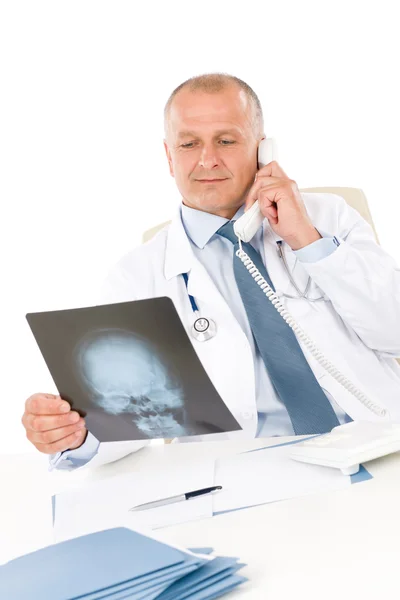 Mogna läkare hane med röntgen på telefon — Stockfoto