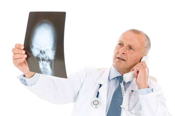 Зрелый старший врач мужчина смотрит на рентген — стоковое фото