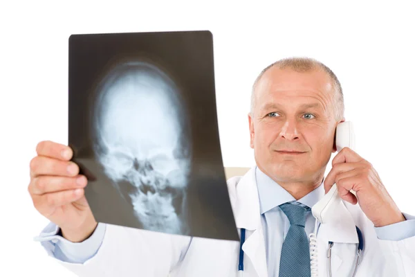 Érett vezető orvos férfi pillantást röntgen — Stock Fotó