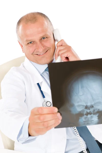 Maduro médico senior mirada masculina en rayos X —  Fotos de Stock