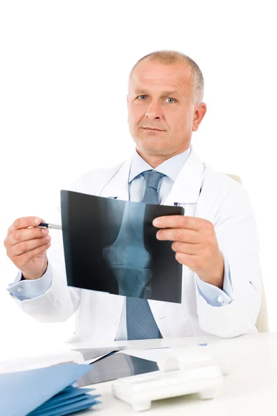 Zralé starší lékař muž drží x-ray — Stock fotografie