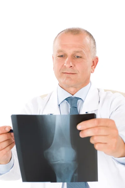 Зрелый старший врач мужского пола проводит рентген — стоковое фото