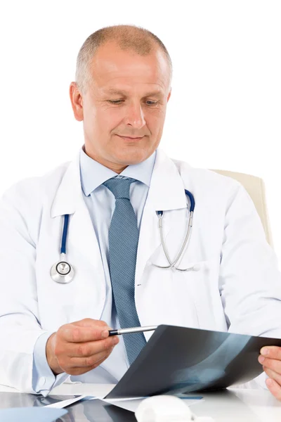 Ältere Oberarzt männlich halten Röntgen — Stockfoto